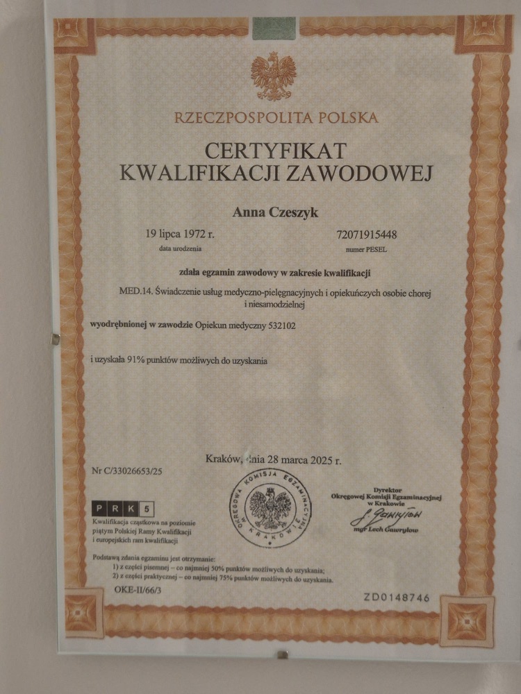 Certyfikat kwalifikacji zawodowej — opiekun medyczny (Okręgowa Komisja Egzaminacyjna, Kraków 2025)